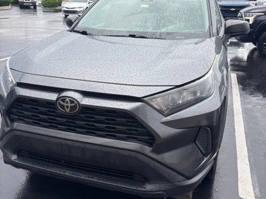 2020 Toyota RAV4 LE photo 1