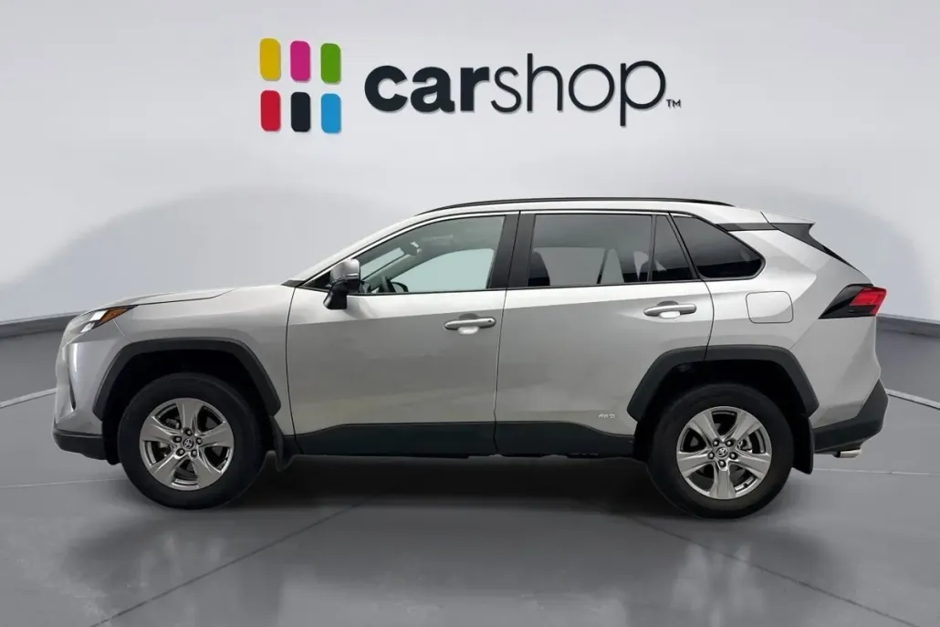 2024 Toyota RAV4 Hybrid XLE photo 1