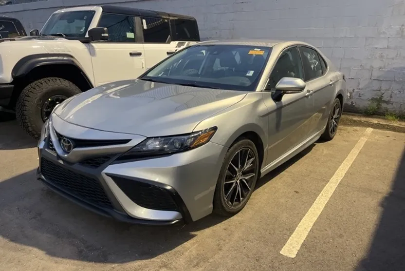 2022 Toyota Camry SE photo 1