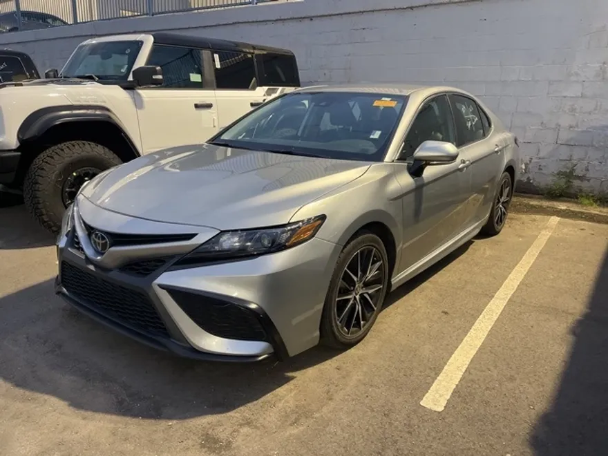 2022 Toyota Camry SE photo 1