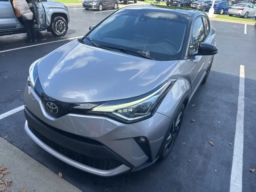 2020 Toyota C-HR LE photo 1