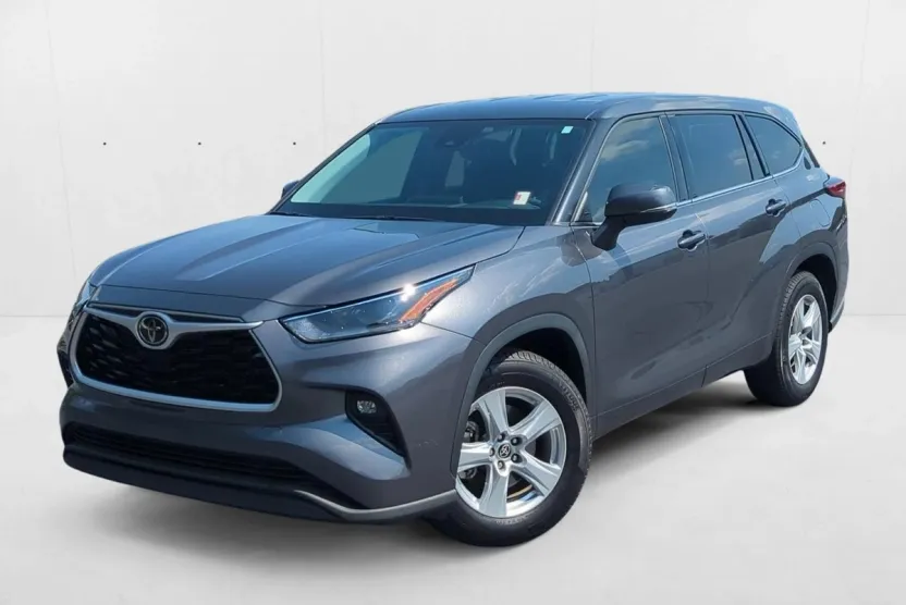 2021 Toyota Highlander LE photo 1