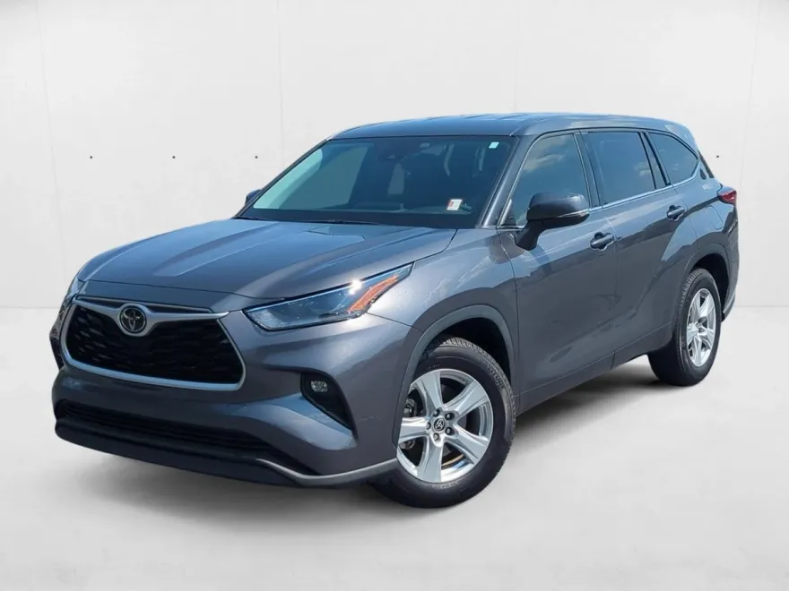 2021 Toyota Highlander LE photo 1