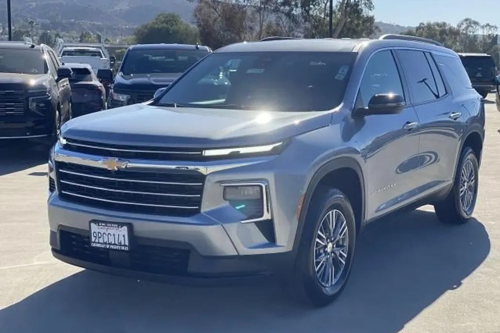 2025 Chevrolet Traverse photo 1