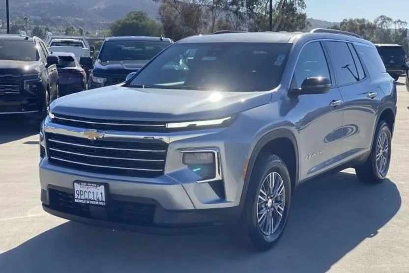 2025 Chevrolet Traverse photo 1