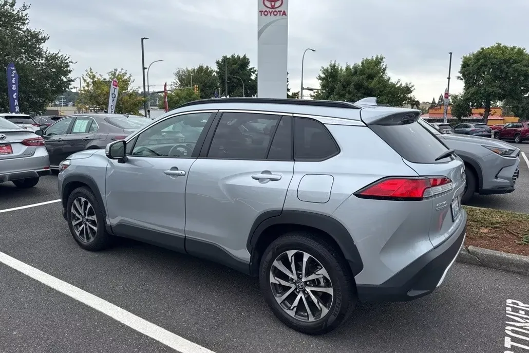 2023 Toyota Corolla Cross XLE photo 1