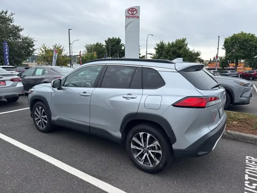 2023 Toyota Corolla Cross XLE photo 1