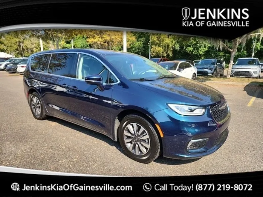 2022 Chrysler Pacifica Hybrid Touring L photo 1