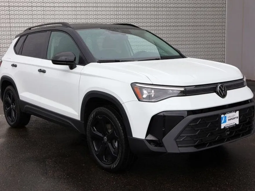 2025 Volkswagen Taos SE photo 1