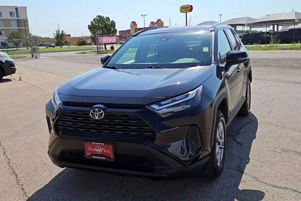 2023 Toyota RAV4 XLE photo 1