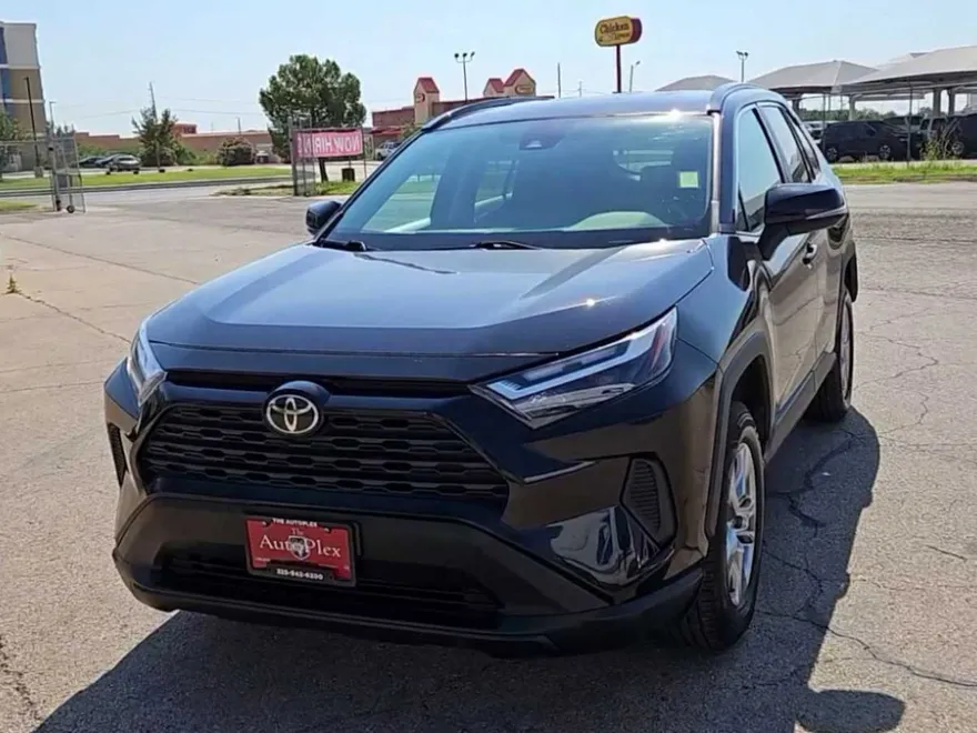 2023 Toyota RAV4 XLE photo 1
