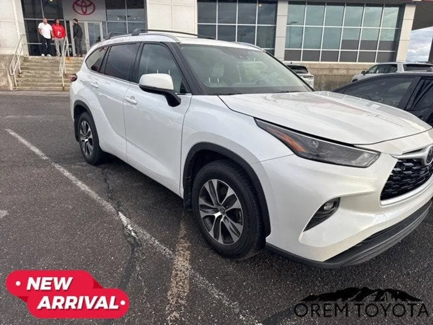 2022 Toyota Highlander XLE photo 1