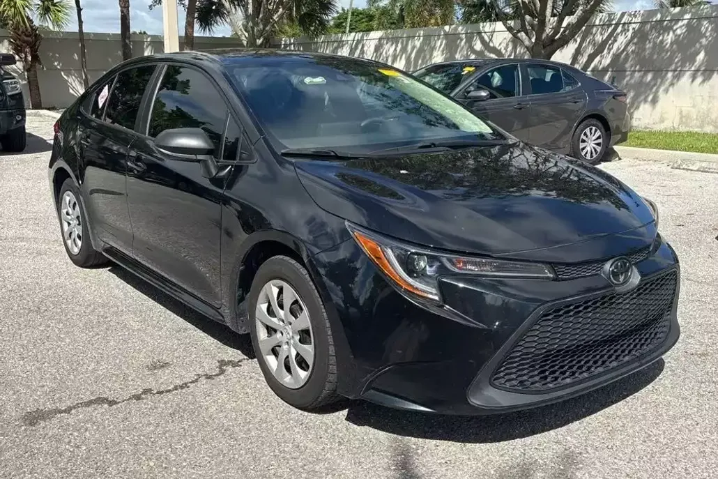 2022 Toyota Corolla LE photo 1