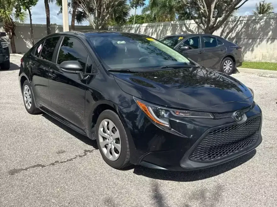 2022 Toyota Corolla LE photo 1