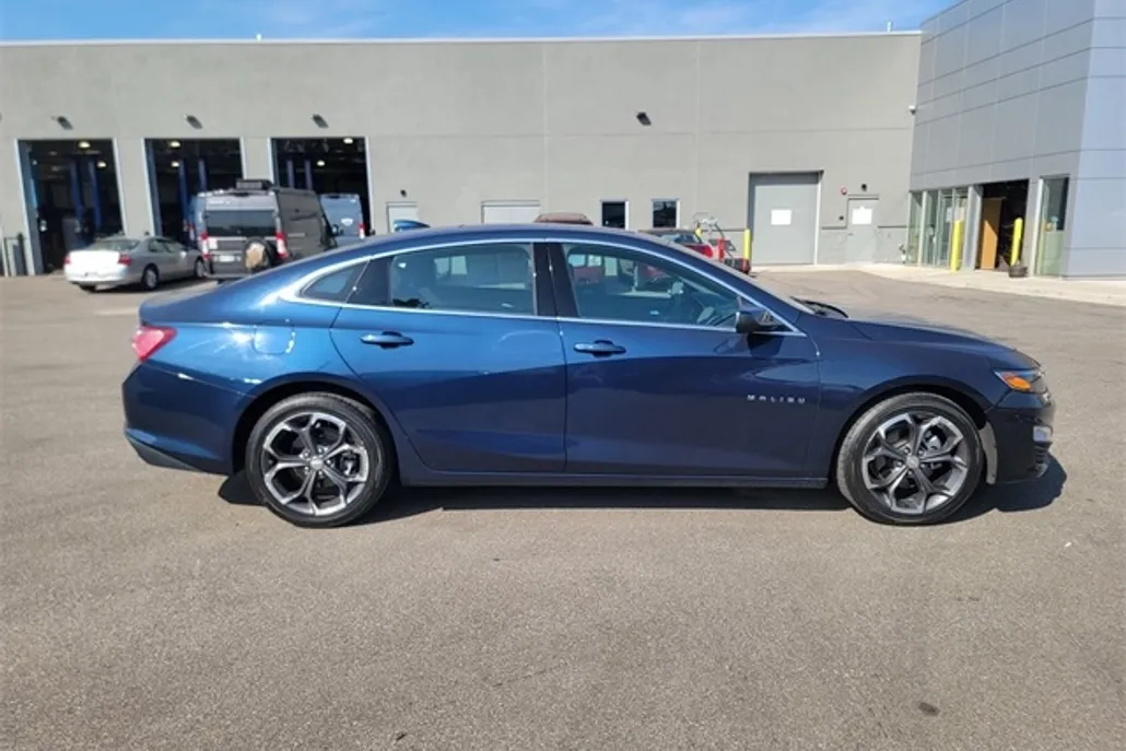 2022 Chevrolet Malibu 1LT photo 1