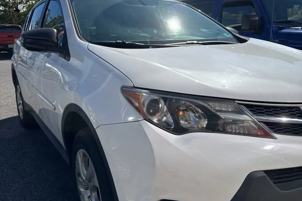 2013 Toyota RAV4 LE photo 1