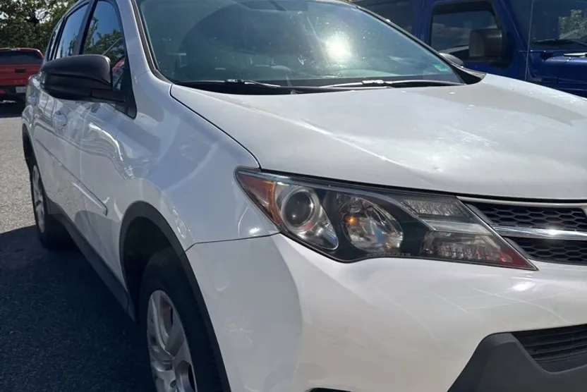 2013 Toyota RAV4 LE photo 1