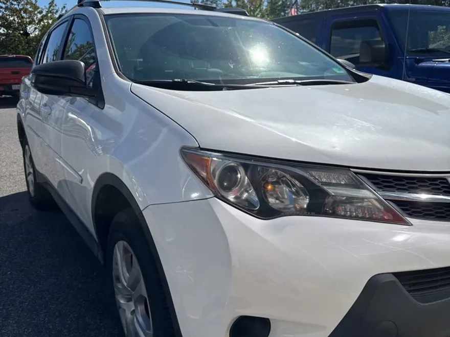 2013 Toyota RAV4 LE photo 1