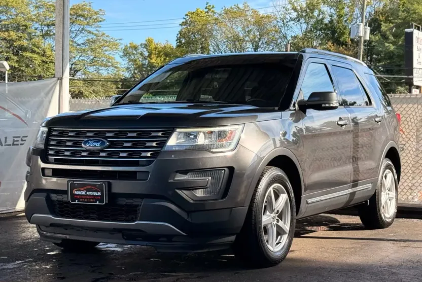 2017 Ford Explorer XLT Sport photo 1