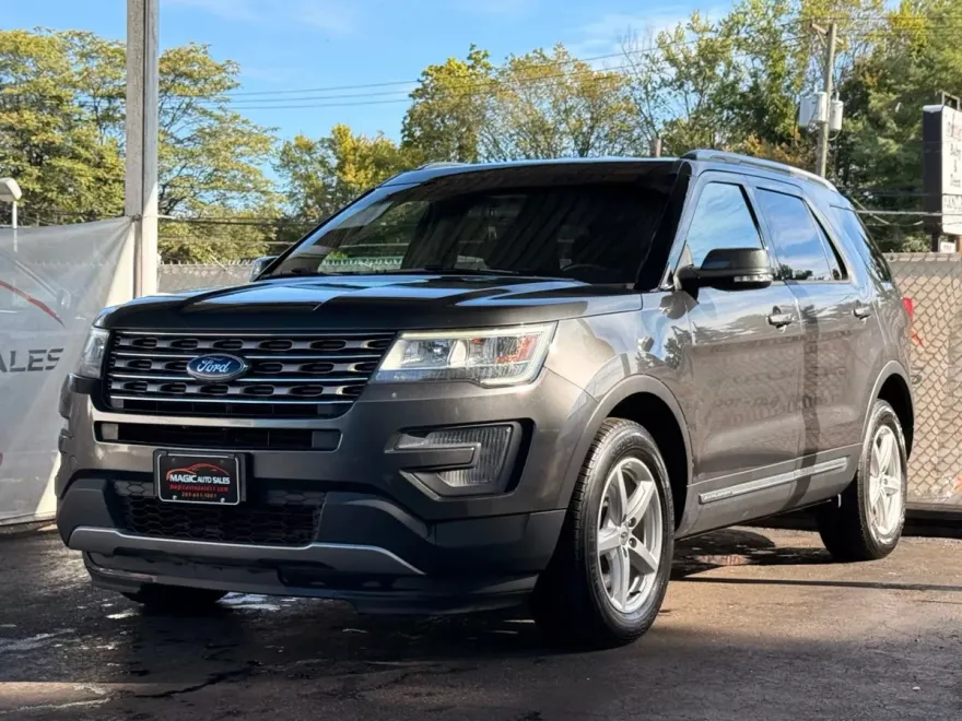 2017 Ford Explorer XLT Sport photo 1