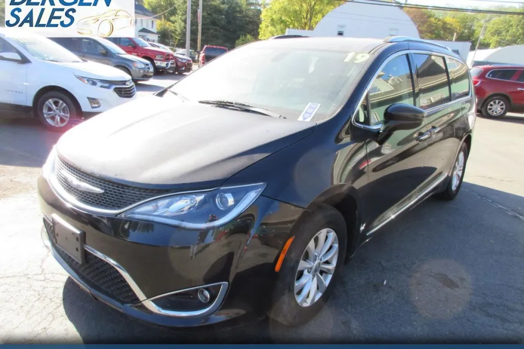2019 Chrysler Pacifica Touring L photo 1