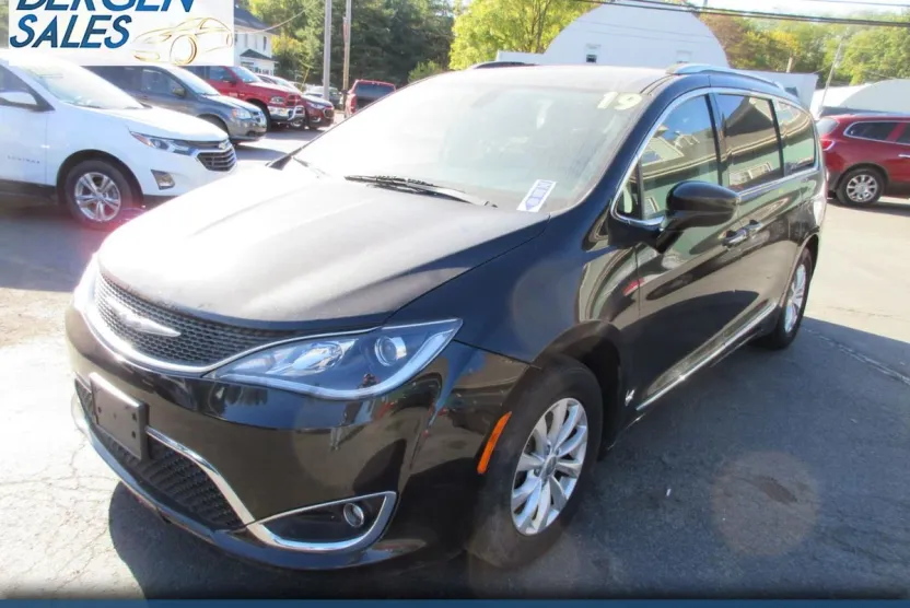 2019 Chrysler Pacifica Touring L photo 1
