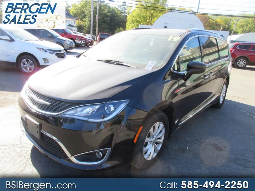 2019 Chrysler Pacifica Touring L photo 1
