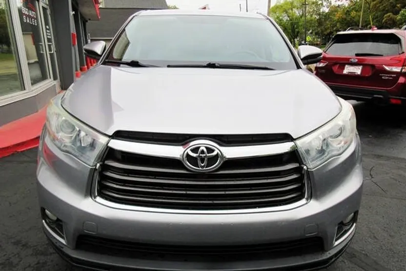 2015 Toyota Highlander LE Plus photo 1
