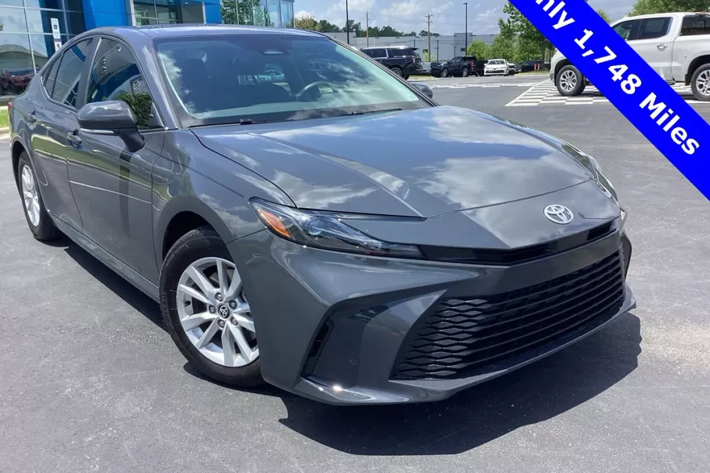 2025 Toyota Camry LE photo 1