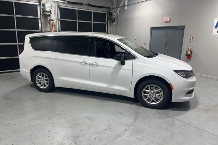 2025 Chrysler Voyager LX photo 1
