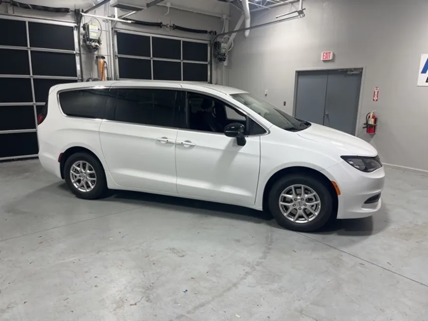 2025 Chrysler Voyager LX photo 1
