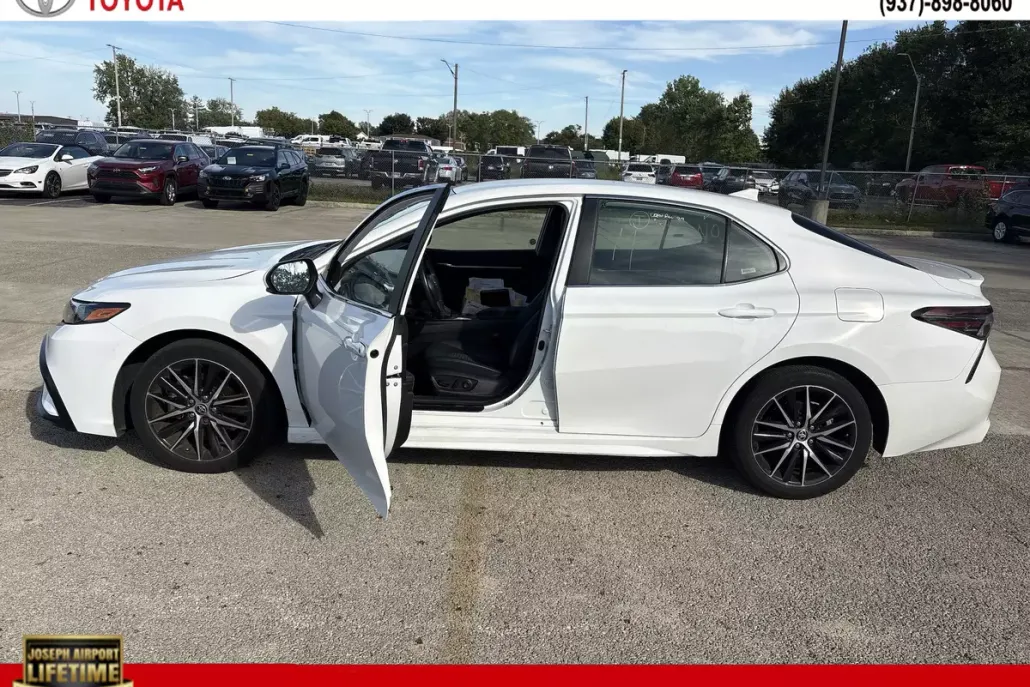 2024 Toyota Camry SE photo 1