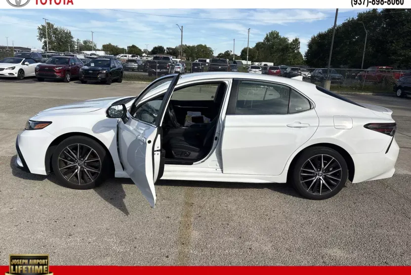 2024 Toyota Camry SE photo 1