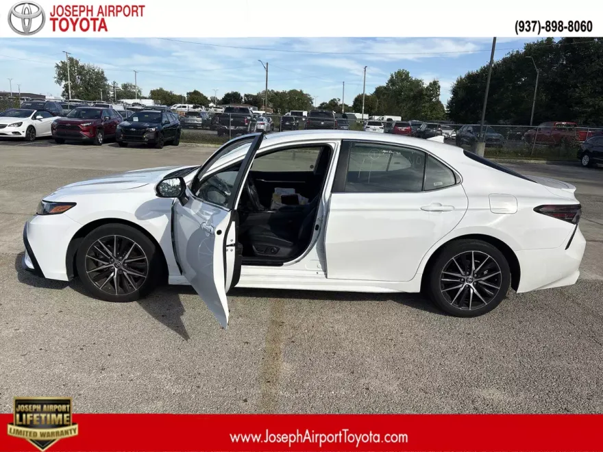 2024 Toyota Camry SE photo 1
