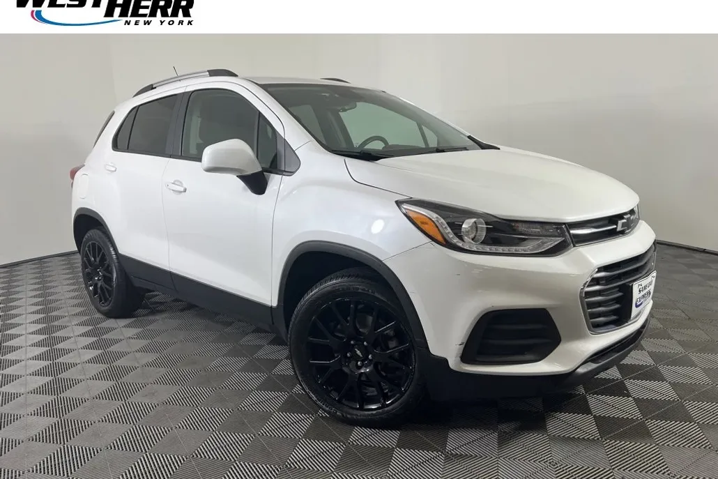 2022 Chevrolet Trax LT photo 1