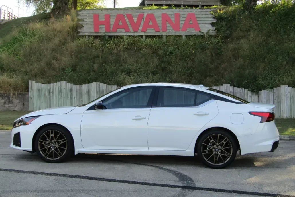 2025 Nissan Altima SR photo 1