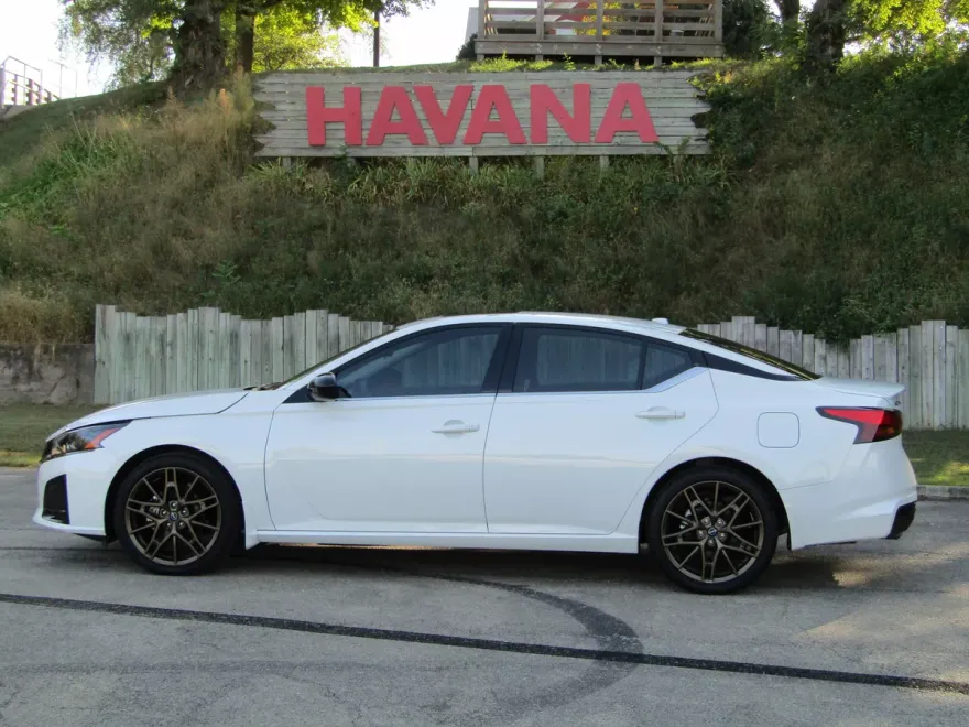2025 Nissan Altima SR photo 1