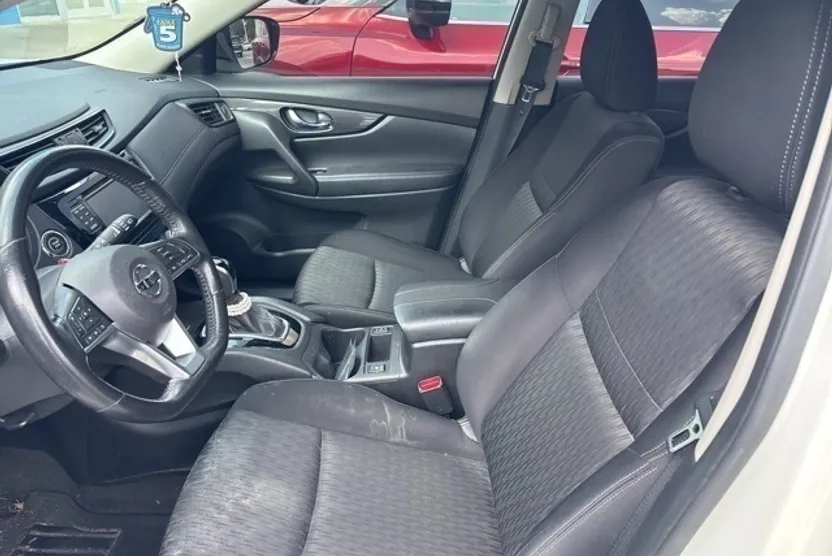 2017 Nissan Rogue SV photo 1
