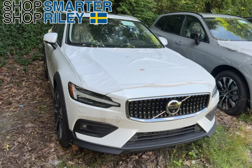 2025 Volvo V60 Cross Country B5 photo 1
