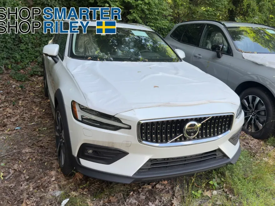 2025 Volvo V60 Cross Country B5 photo 1