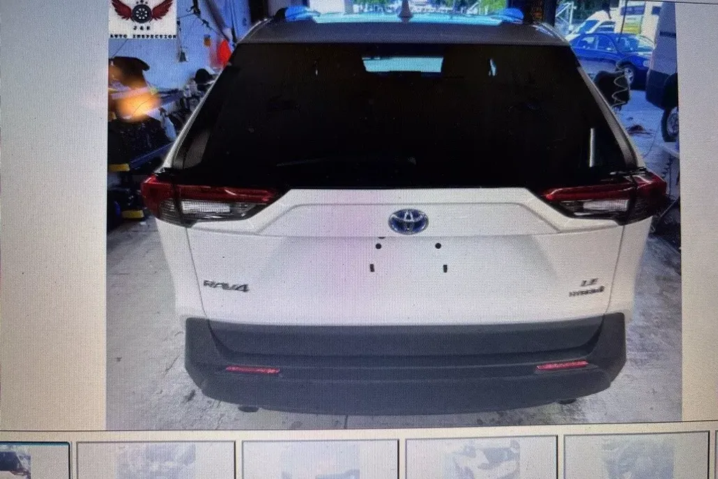 2020 Toyota RAV4 Hybrid LE photo 1