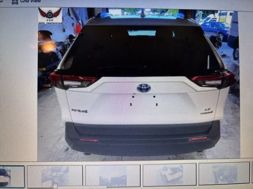 2020 Toyota RAV4 Hybrid LE photo 1