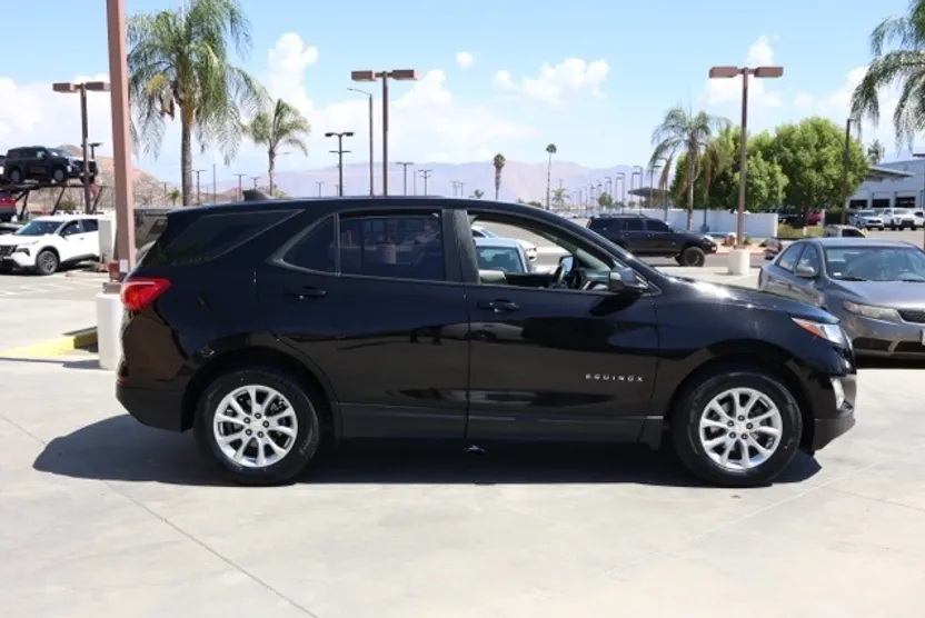 2021 Chevrolet Equinox LS photo 1