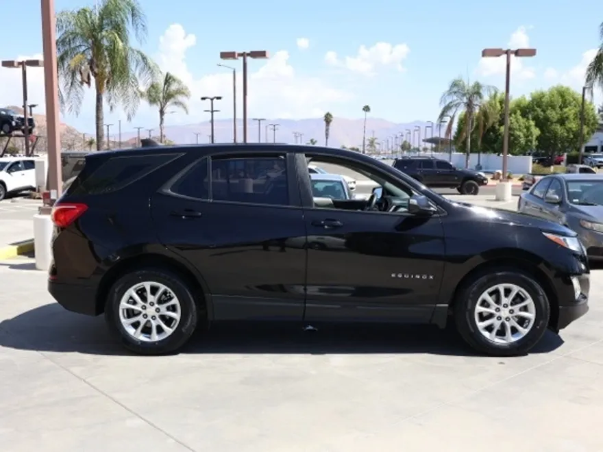2021 Chevrolet Equinox LS photo 1