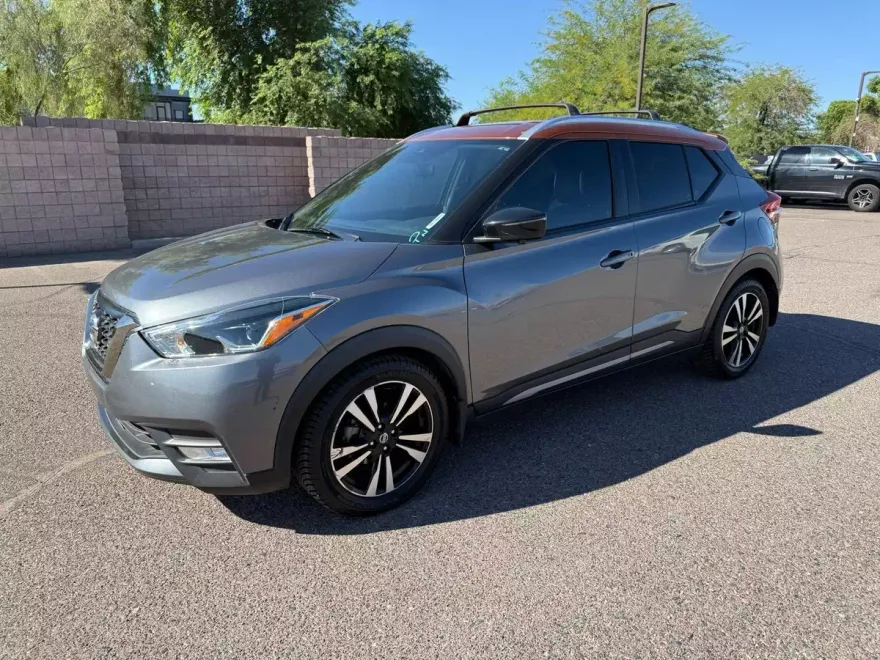 2020 Nissan Kicks SR photo 1