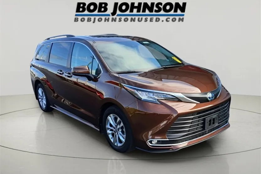 2023 Toyota Sienna XLE photo 1