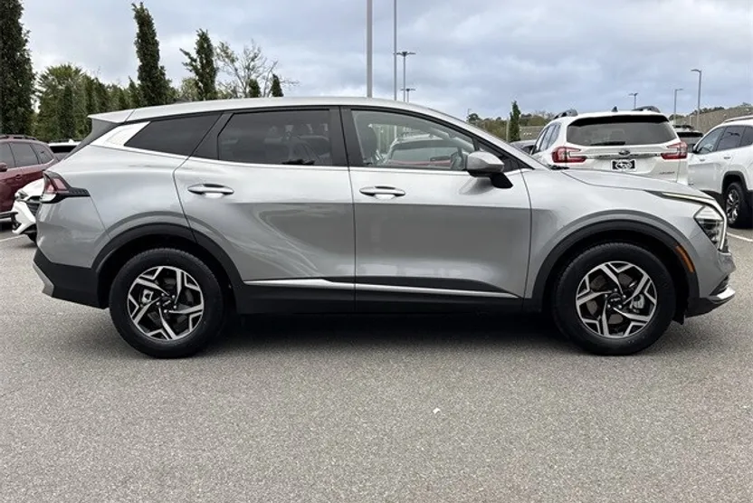 2024 Kia Sportage LX photo 1