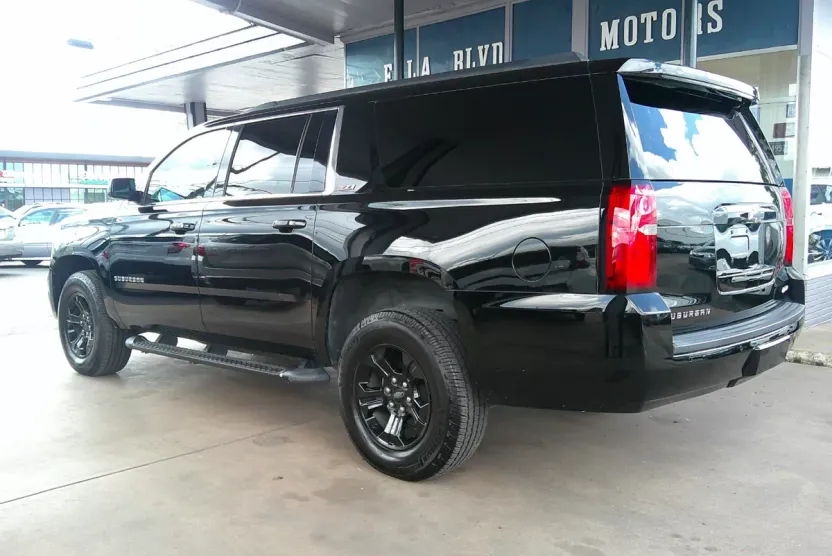 2019 Chevrolet Suburban Z71 photo 1