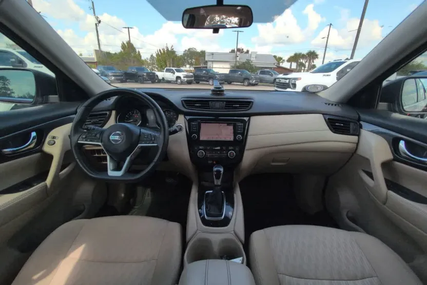 2018 Nissan Rogue SV photo 1