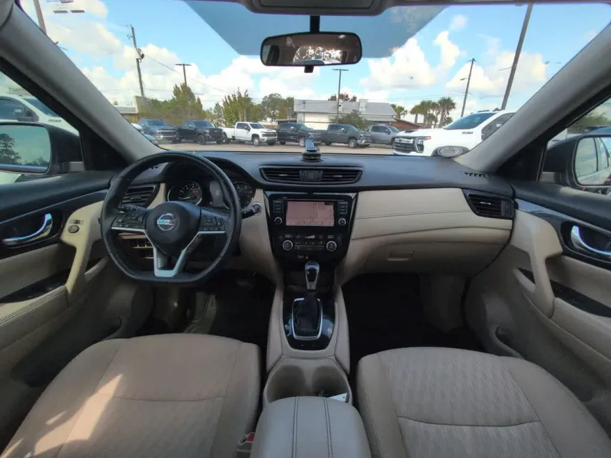 2018 Nissan Rogue SV photo 1